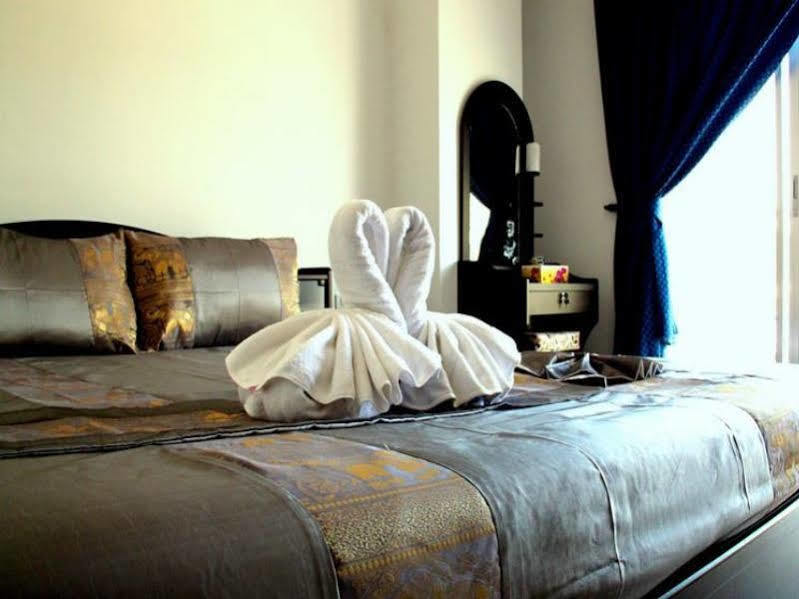 Happy Fish Guesthouse Patong Buitenkant foto